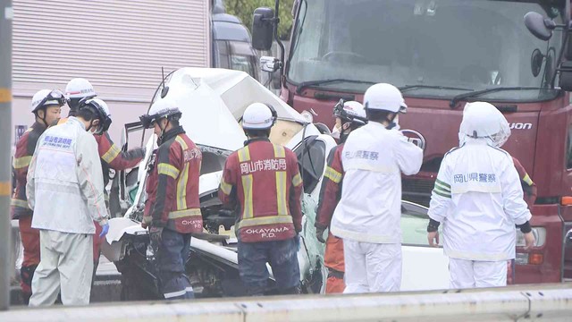 【速報】岡山市の国道2号で車4台が絡む事故　1人重体か