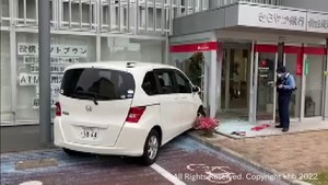 仙台・太白区の銀行に乗用車が突っ込む　けが人は無し