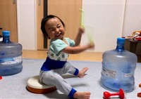 キュートな笑顔！空のウォータータンクを高速で鳴らしてます（hitoshitomimotoさんInstagramよりスクリーンショット）