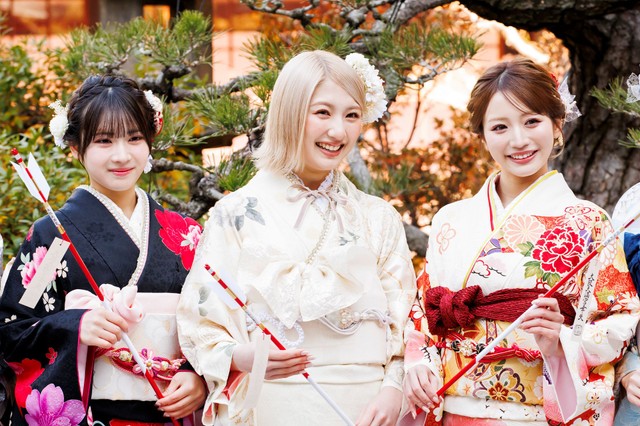 20 歳の目標、今年挑戦してみたいことを語る塩月希依音（中央）© NMB48