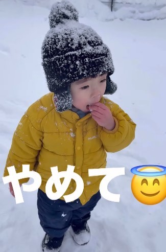 ついつい雪をぱくり……！（提供：＠fjen_a08さん）
