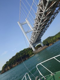 瀬戸大橋からナイロンロープが海面まで垂れ下がる　水島海上保安部が回収