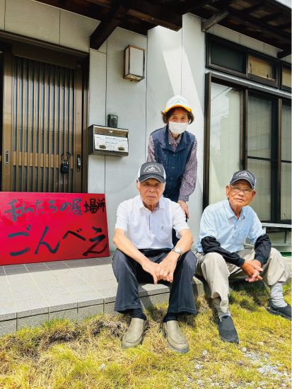 手作り看板とともに