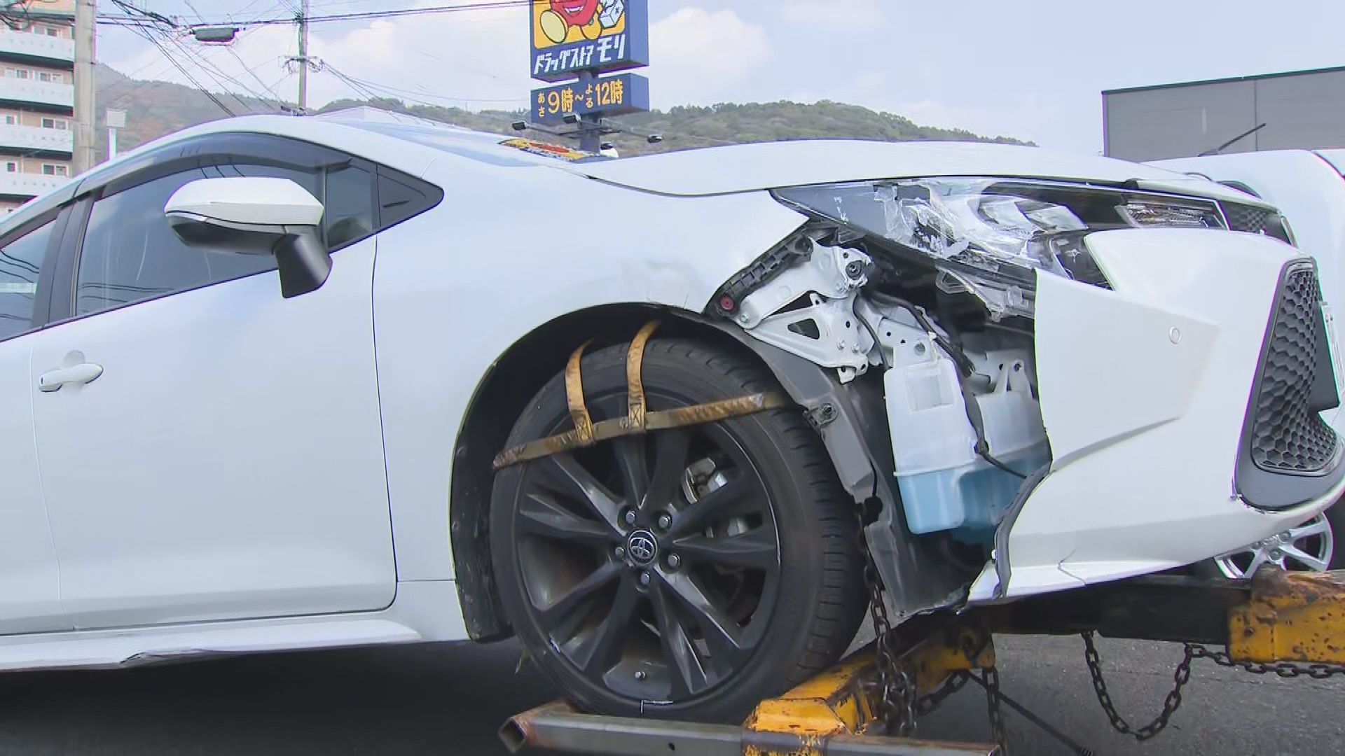 ブレーキとアクセルを踏み間違えた」80代男性が運転する車が靴店に