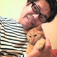 ミカエルくんとお父さんの月亭遊方さん。ミカエルくんに頬ずり