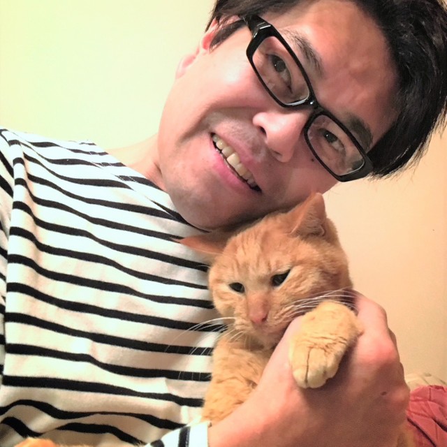 ミカエルくんとお父さんの月亭遊方さん。ミカエルくんに頬ずり