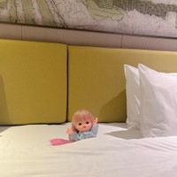 広いベッドでおやすみする様子も投稿しています。