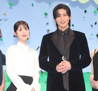 映画「ほどなく、お別れです」完成披露舞台あいさつに登場した浜辺美波さん（左）と目黒蓮さん