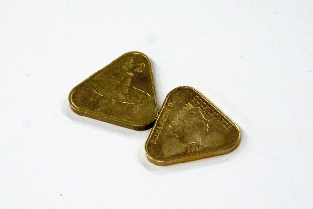 三角形が珍しいクック諸島の2ドル硬貨＝荒ちひろ撮影
