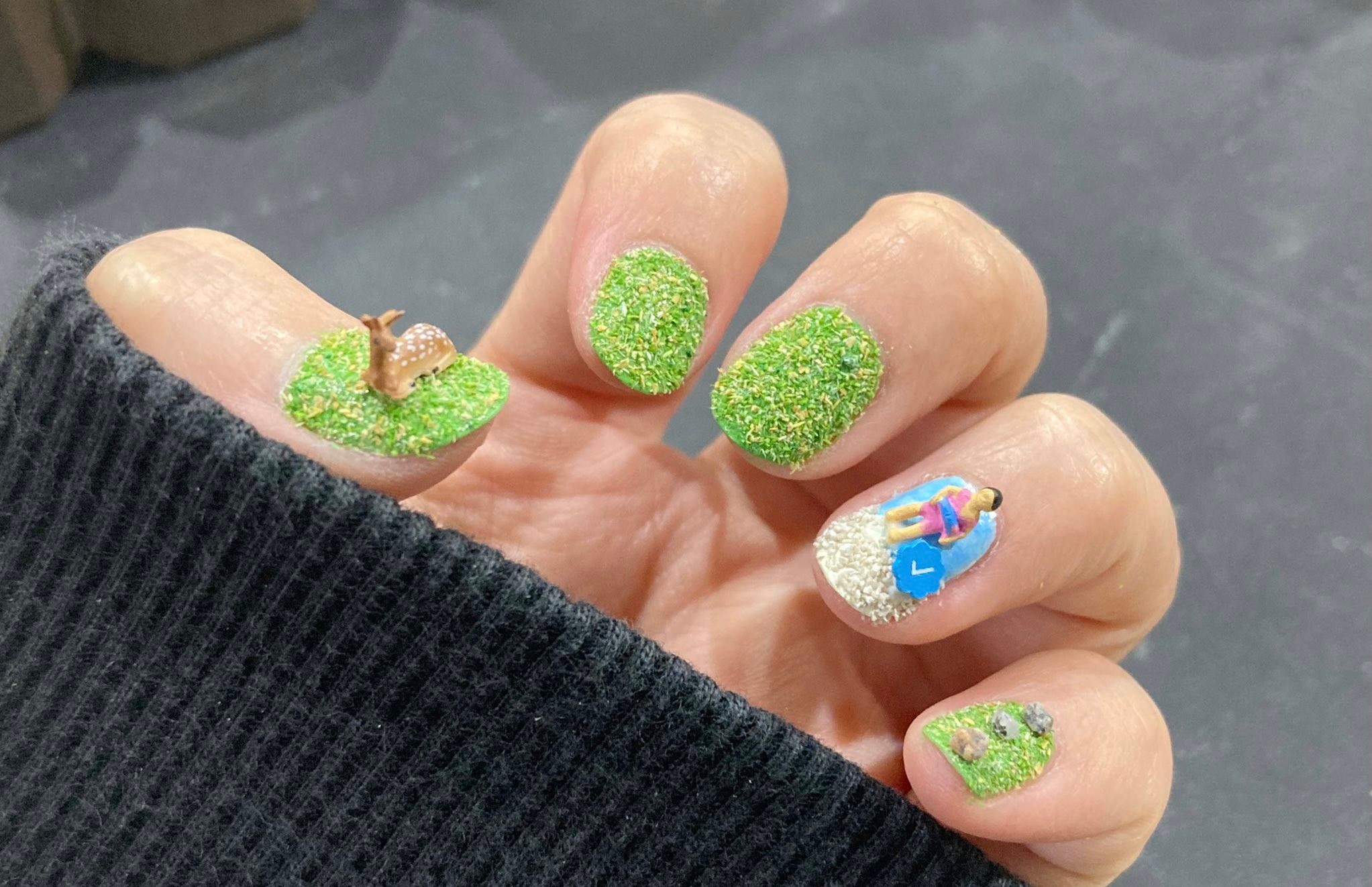 爪の上に「奈良公園のシカ」！ 超絶ネイルアートどうやって？「同じ