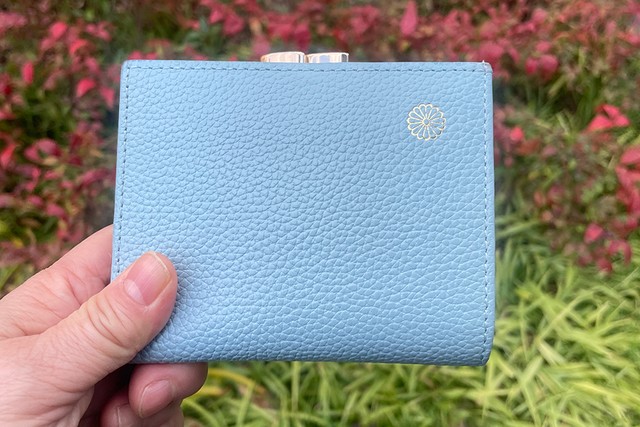 皇居で購入したがま口財布。色も選べ、金色の菊紋がポイント（提供画像）