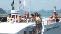 こども図書館船「ほんのもり号」で男木島にやってきた塩江小学校の児童