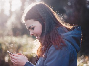 夫には内緒。私は推しの画像を見ながら、鼻息荒く「イイネ」している