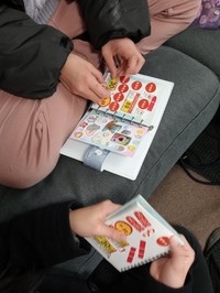 楽しくシール交換する姿が微笑ましいですね（提供：カニ軍艦太郎さん）