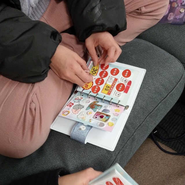 楽しくシール交換する姿が微笑ましいですね（提供：カニ軍艦太郎さん）