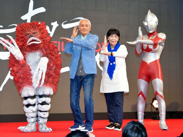 ウルトラマントークイベントに登壇した（左から）ピグモン、黒部進、桜井浩子、ウルトラマン