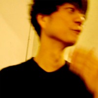 横浜での音楽イベントに出演するミュージシャンの奇妙礼太郎