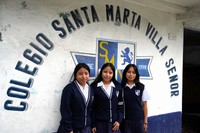 バリリャスにある私立高校にアソバグリの奨学生として通う生徒たち=2024年9月17日、グアテマラ西部バリリャス、荒ちひろ撮影