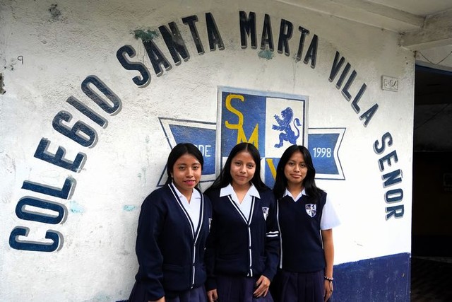 バリリャスにある私立高校にアソバグリの奨学生として通う生徒たち=2024年9月17日、グアテマラ西部バリリャス、荒ちひろ撮影