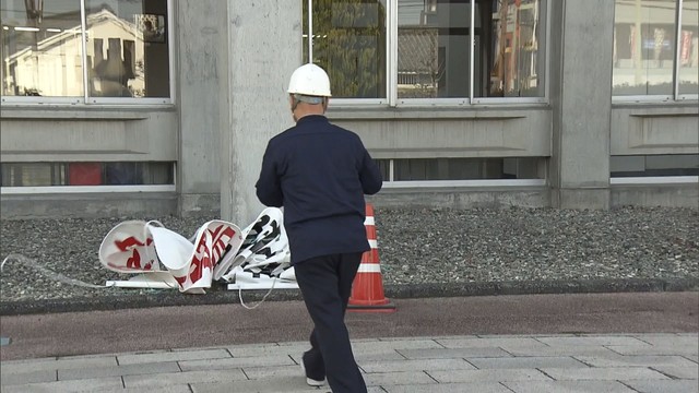 〈新型コロナ〉センバツ中止で…尽誠学園の出場祝う懸垂幕の取り外し　善通寺市