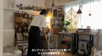 アンティークのデスクに飾られた雑貨／こよみさん提供