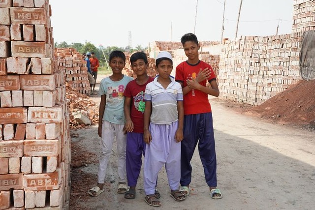 旧式のれんが工場で遊んでいた子どもたち=2024年5月3日、ダッカ郊外、荒ちひろ撮影