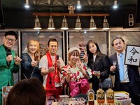 浜田ブリトニー（中央）の誕生日イベントに参加した斉藤りえ氏(右から2人目)ら＝東京・浅草の「CＡＦＥオカオカ」