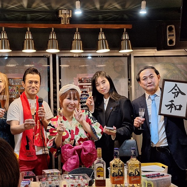 浜田ブリトニー（中央）の誕生日イベントに参加した斉藤りえ氏(右から2人目)ら＝東京・浅草の「CＡＦＥオカオカ」