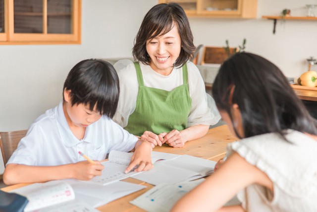小学生の宿題は親の関わりが必要なことが多い…　※画像はイメージです（buritora/stock.adobe.com）