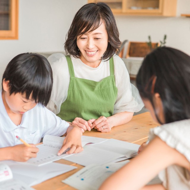 小学生の宿題は親の関わりが必要なことが多い…　※画像はイメージです（buritora/stock.adobe.com）