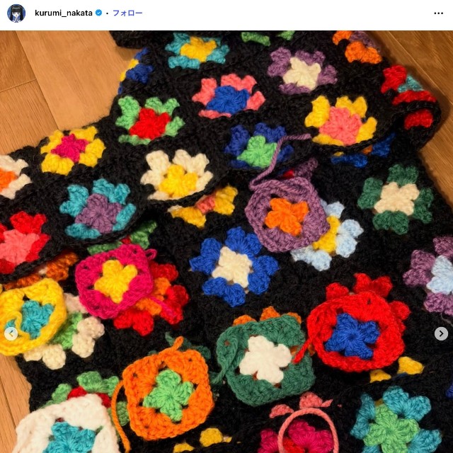 中田クルミさん「ニットはあさイチへの出演が決まってから大慌てで編みました」（本人のインスタグラムから）