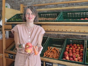 ドイツの「廃棄品」専門スーパー　商品は規格外野菜や期限切れ品　値段は「客が判断」