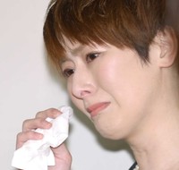 離婚会見を行い号泣する遠野なぎこさん＝2014年