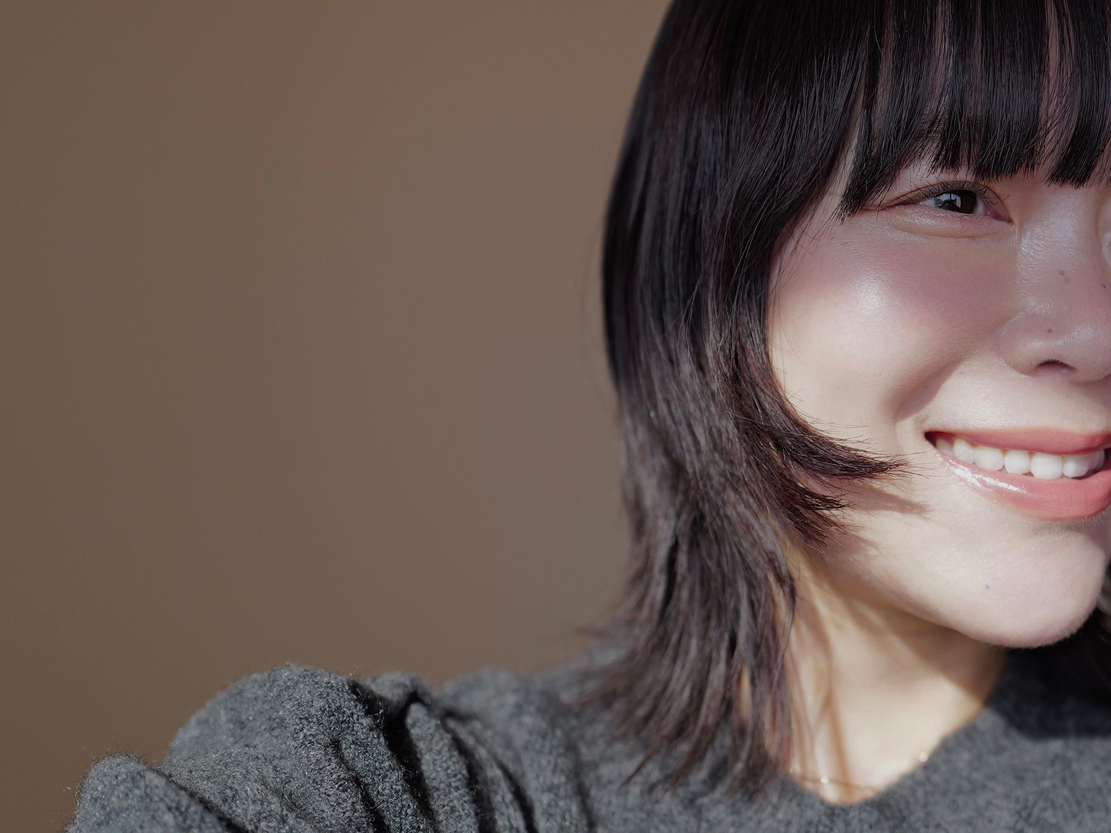 シミに毛穴…40代は隠さず「ぼかす」 カバー力を諦めない“薄膜”ツヤ肌の