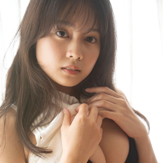 『デジタル原色美女図鑑　宮嶋くるみ　おうちデート』撮影：根本好伸（C）文藝春秋