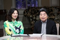 「カンブリア宮殿　村上龍＆小池栄子 卒業スペシャル」に出演した、村上龍さん（右）と小池栄子さん（テレビ東京公式X、3月26日の投稿から）