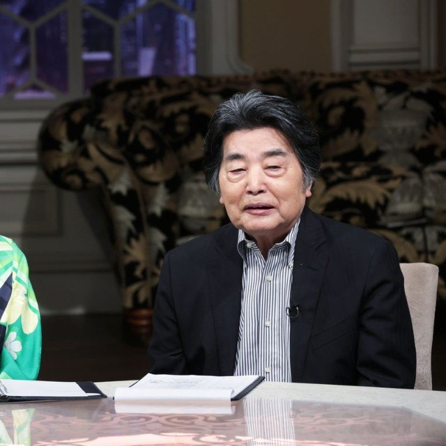 「カンブリア宮殿　村上龍＆小池栄子 卒業スペシャル」に出演した、村上龍さん（右）と小池栄子さん（テレビ東京公式X、3月26日の投稿から）