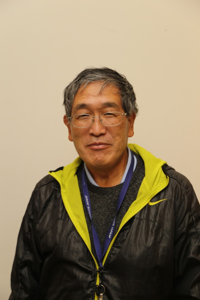 アメリカンフットボールの試合を撮影して間もなく半世紀を迎える山岡丈士さん＝2021年11月、ヤンマースタジアム長居
