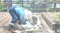 積み上げた石壁の内側に土を盛っていく／投稿主さん提供