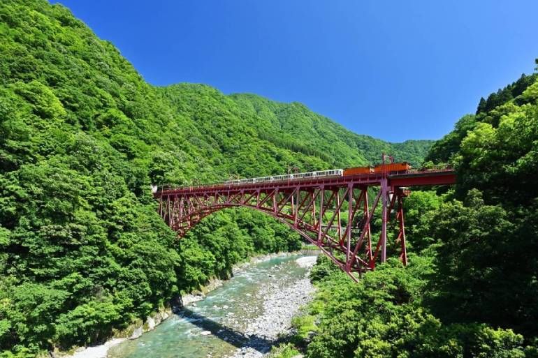 2026年最新】富山・黒部峡谷トロッコ電車4月20日運行開始 秘境「猫又駅