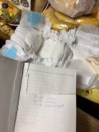 ミルクやオムツの時間が分刻みで記されたメモ。泣き止ませようと工夫した様子も伝わる／ゆるこさん（@yuruko0329）提供