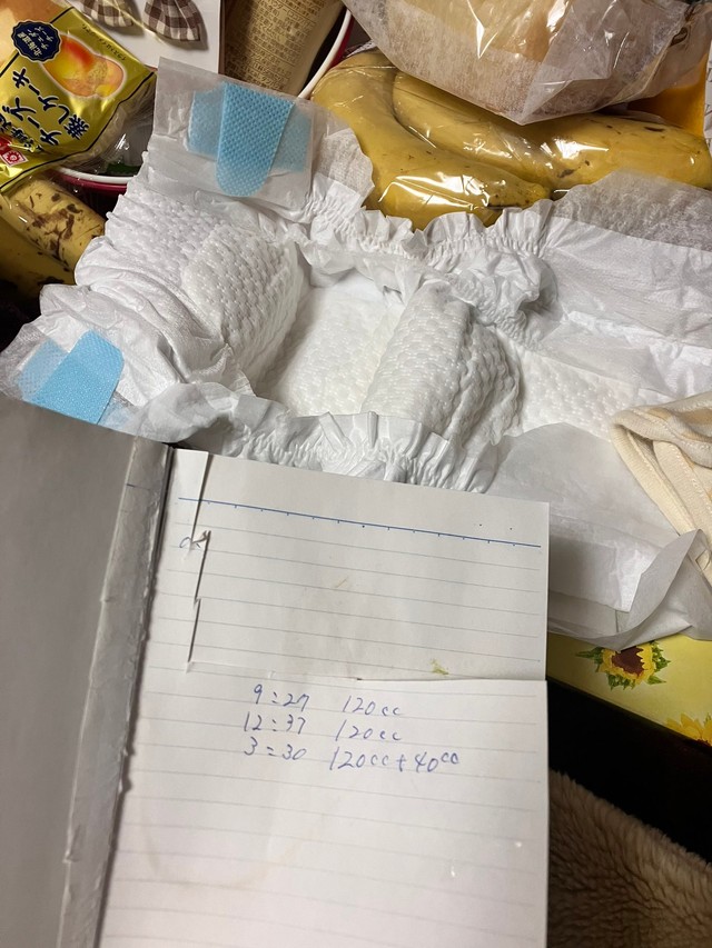 ミルクやオムツの時間が分刻みで記されたメモ。泣き止ませようと工夫した様子も伝わる／ゆるこさん（@yuruko0329）提供