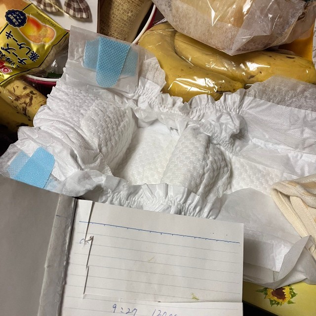 ミルクやオムツの時間が分刻みで記されたメモ。泣き止ませようと工夫した様子も伝わる／ゆるこさん（@yuruko0329）提供