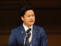 代表選で演説する国民民主党の橋本幹彦氏＝東京国際フォーラム