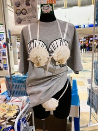 ホタテ水着とホタテ水着Tシャツを一緒に着ることも可。 ※阿部学さん提供