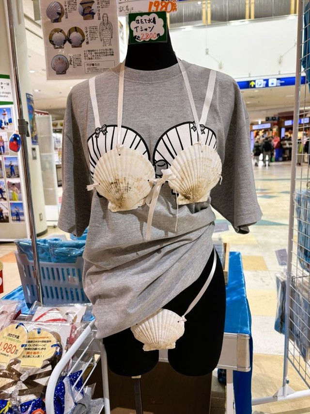 ホタテ水着とホタテ水着Tシャツを一緒に着ることも可。 ※阿部学さん提供