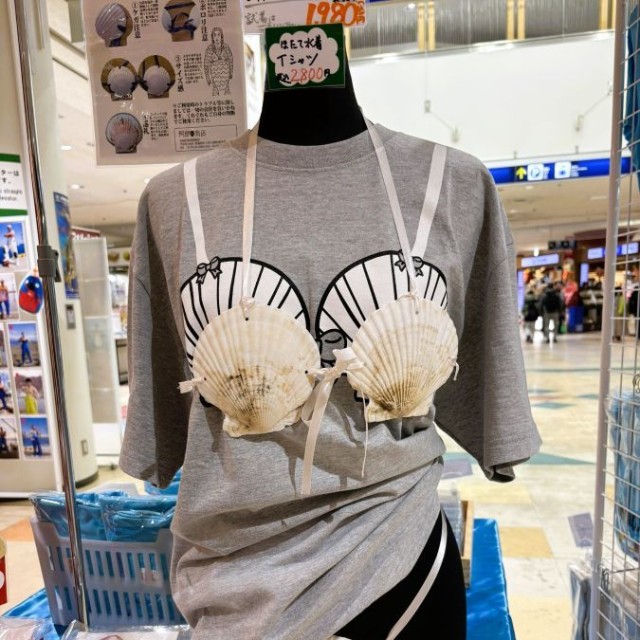 ホタテ水着とホタテ水着Tシャツを一緒に着ることも可。 ※阿部学さん提供