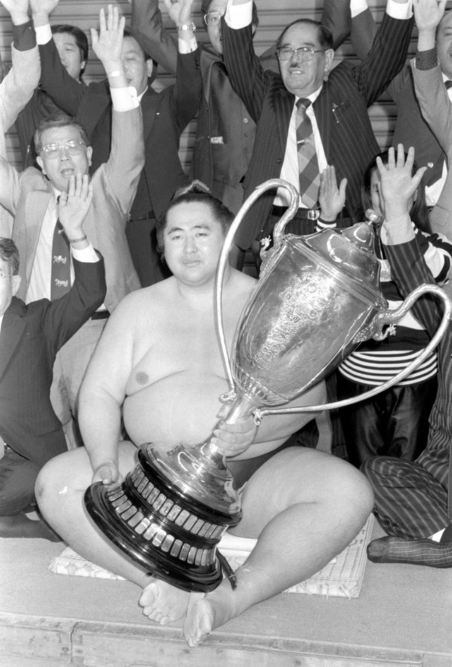 横綱初優勝を果たし賜杯を手にする大乃国＝1988年