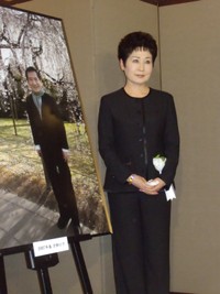 亡き兄・三木たかしさんのパネルに寄り添う歌手・黛ジュン＝都内（2010年4月撮影）