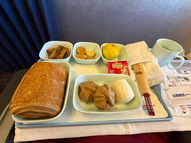 関西空港を出発してすぐに出された、山東航空ビジネスクラスの軽食／どこにでも行くドスコイ（@nihongode_dozo）さん提供